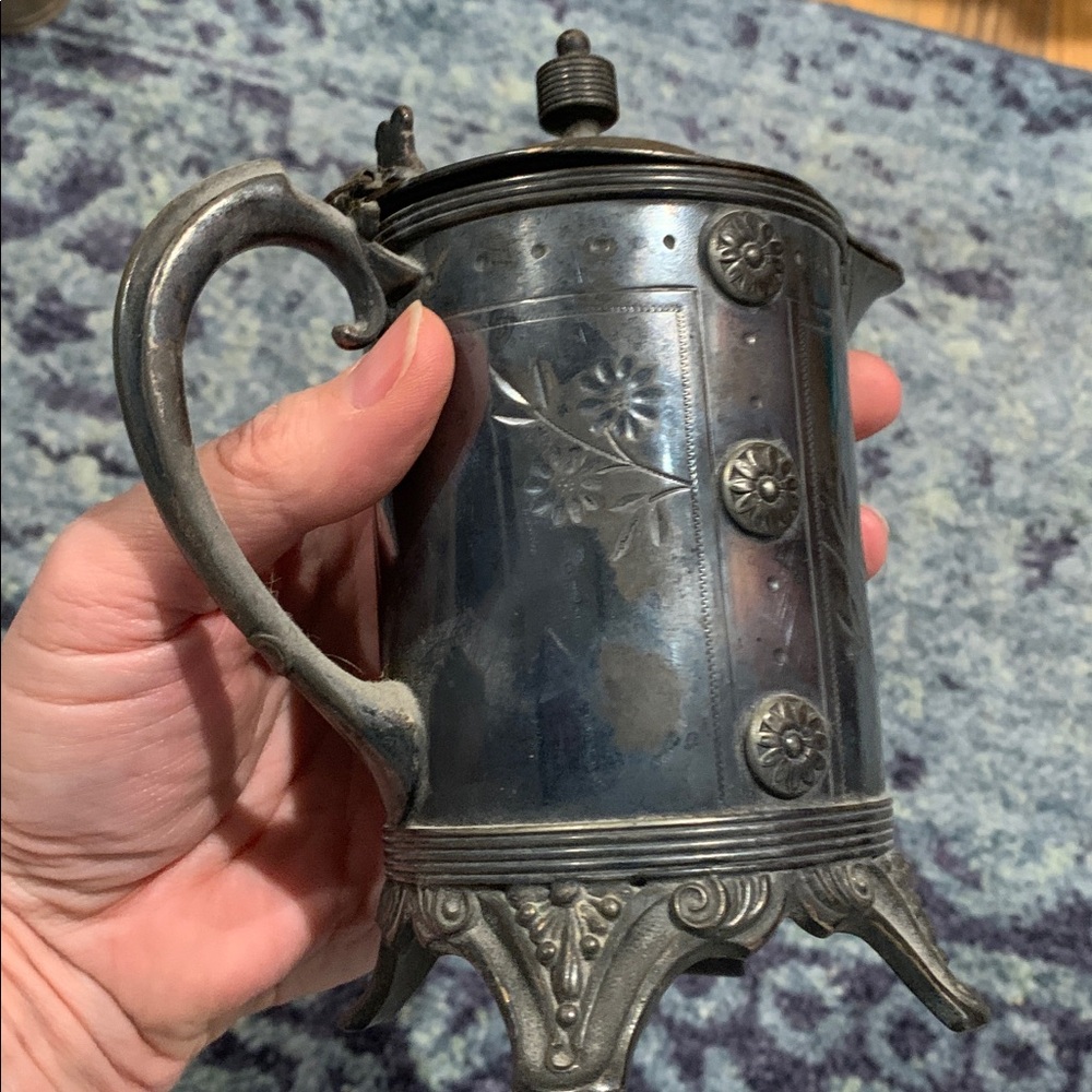 Meriden B co Vintage Victorian ornate 5” pitcher silver plate w handle - Picture 4 of 10